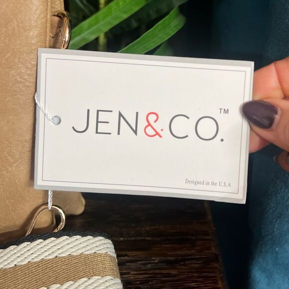 Jenn & Co Izzy Vegan Crossbody in Taupe. NWT! - Picture 4 of 10